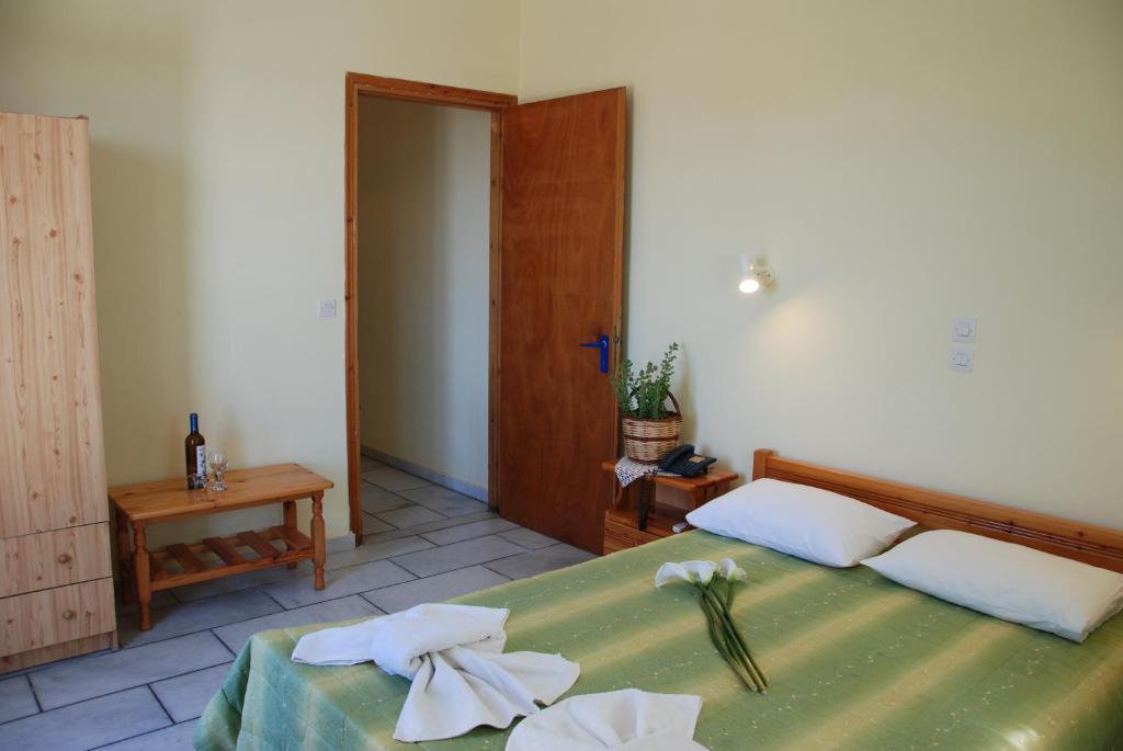 Koulas Pension - Red Lake Agios Prokopios  Room photo